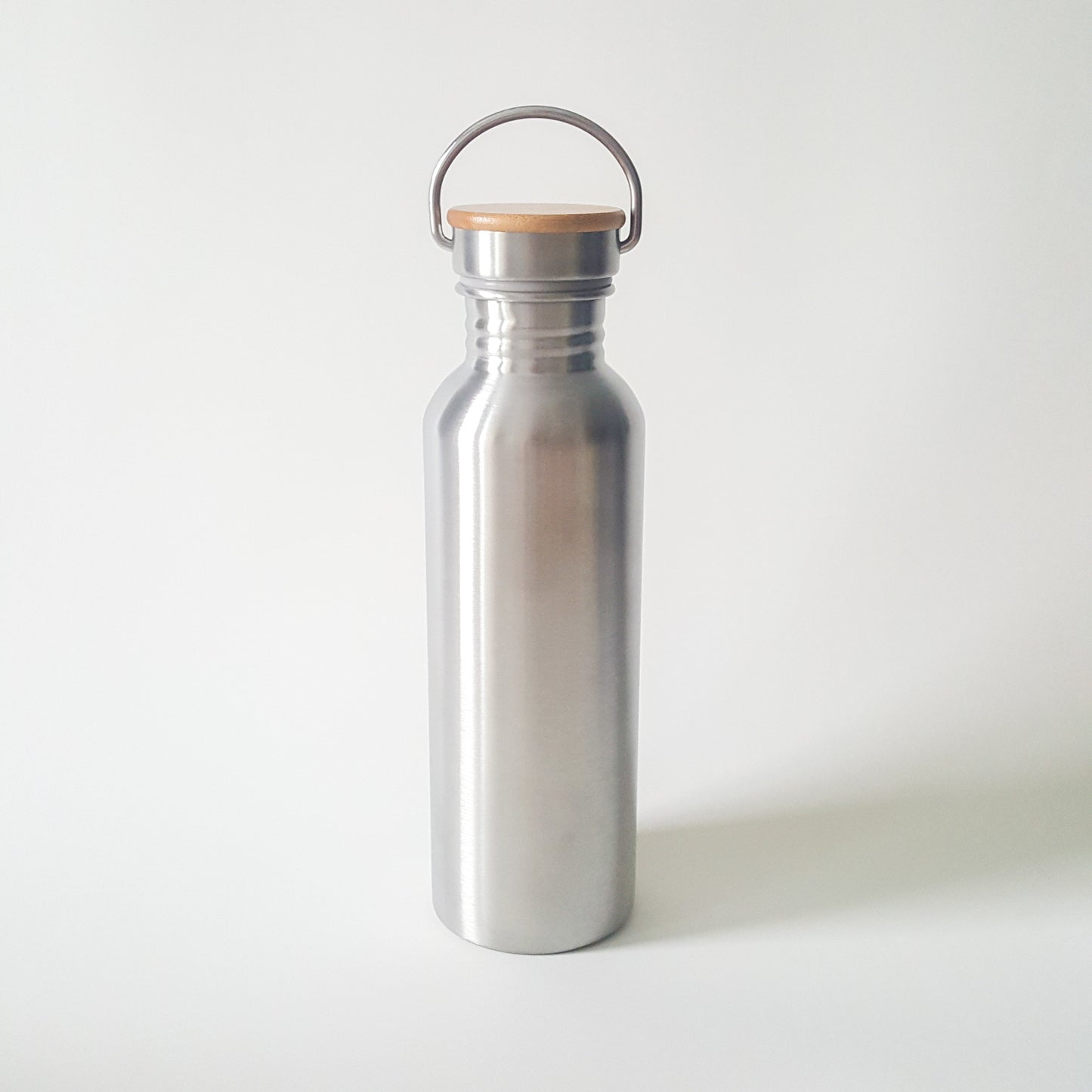 Reusable Stainless Steel Bottle 750 ml with bamboo screw top