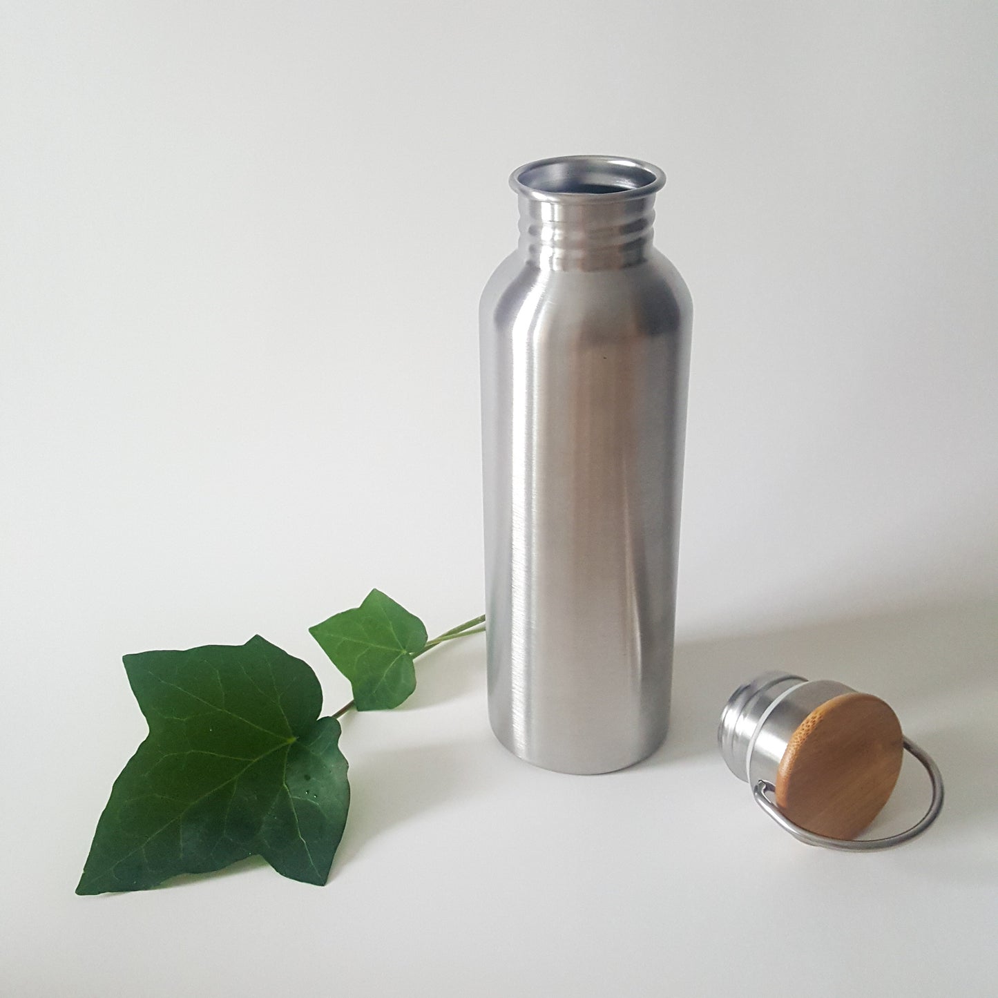 Reusable Stainless Steel Bottle 750 ml with bamboo screw top