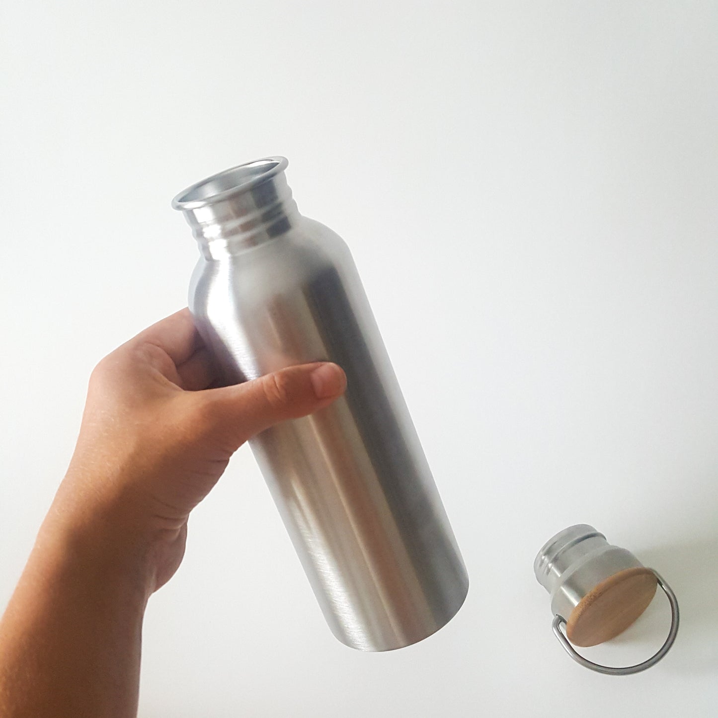 Reusable Stainless Steel Bottle 750 ml with bamboo screw top